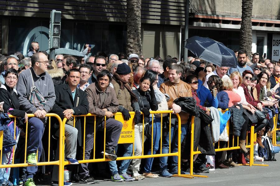 Valencia ha vibrado enfervorizada y se ha rendido a la elegancia y la brutalidad pirotécnica que ha desplegado este domingo Pirotecnia Valenciana en una plaza del Ayuntamiento abarrotada, que ha aplaudido la apuesta y la innovación de la penúltima mascletà de las Fallas de 2018.