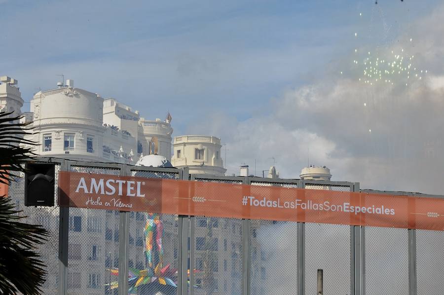 Valencia ha vibrado enfervorizada y se ha rendido a la elegancia y la brutalidad pirotécnica que ha desplegado este domingo Pirotecnia Valenciana en una plaza del Ayuntamiento abarrotada, que ha aplaudido la apuesta y la innovación de la penúltima mascletà de las Fallas de 2018.