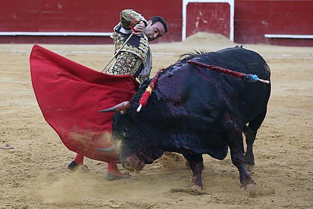 Enrique Ponce domina al toro de Garcigrande. 