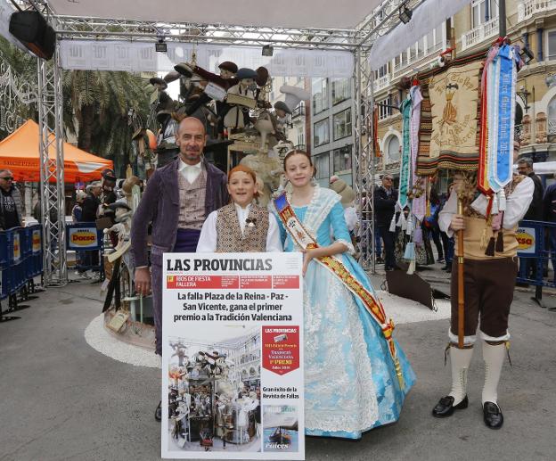 El director de Marketing de LAS PROVINCIAS, Carlos Rial, entrega el premio a los representantes infantiles de Reina-Paz-San Vicente. 