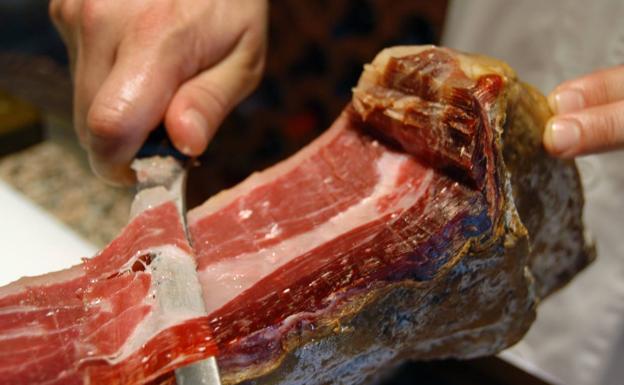 El concurso nacional de cortadores de jamón elige a un valenciano