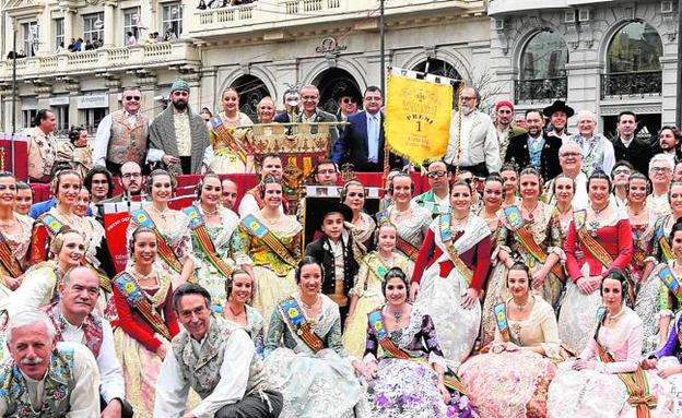 Representación de falleros de Convento Jerusalén recogiendo el primer premio de la sección Especial junto al artista Pere Baenas.