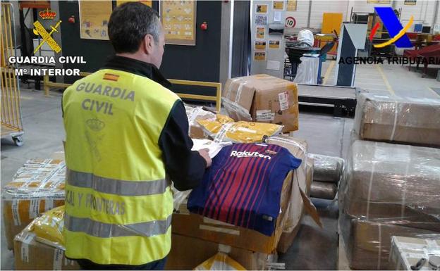 Detenido por comprar prendas de fútbol falsificadas y revenderlas por internet desde Torrevieja