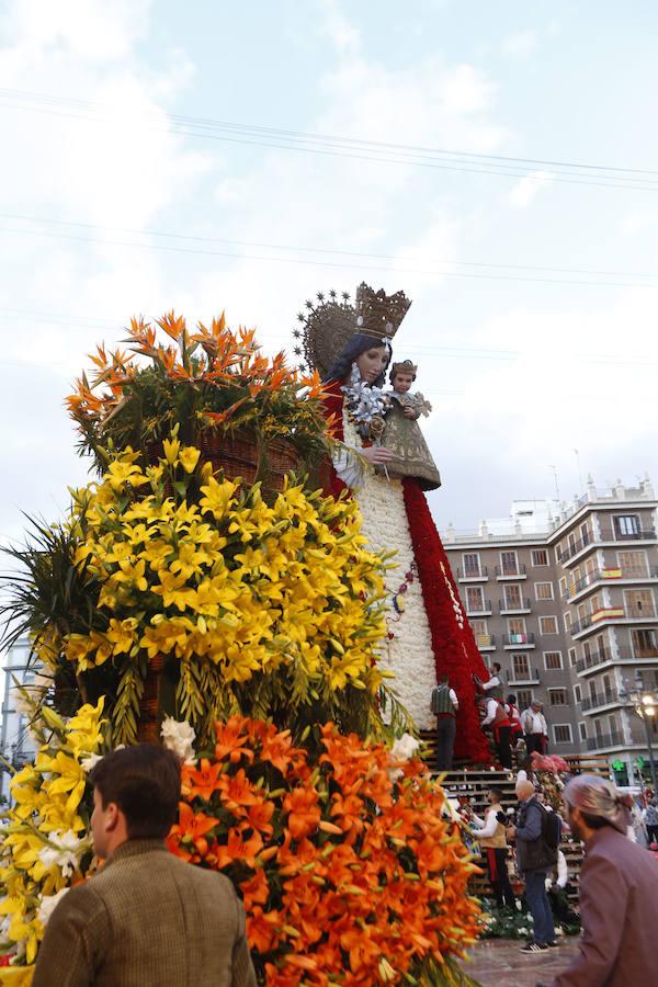 Fotos: Segundo día de la Ofrenda de flores a la Virgen de los Desamparados