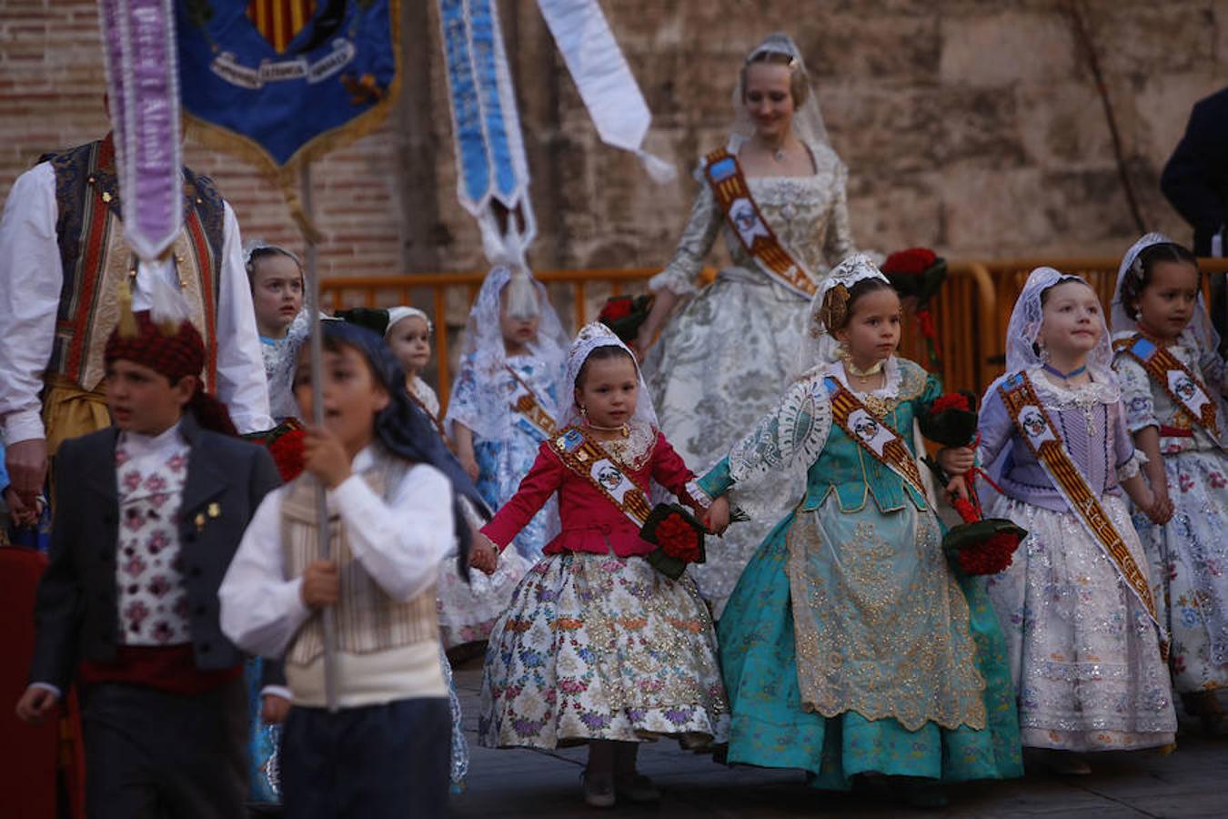 Fotos: Segundo día de la Ofrenda de flores a la Virgen de los Desamparados