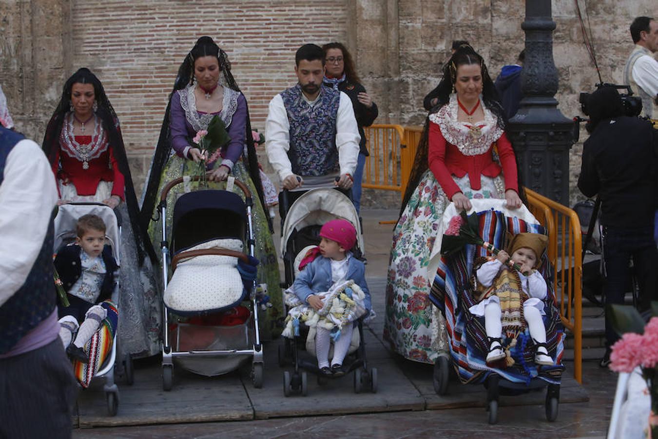 Fotos: Segundo día de la Ofrenda de flores a la Virgen de los Desamparados