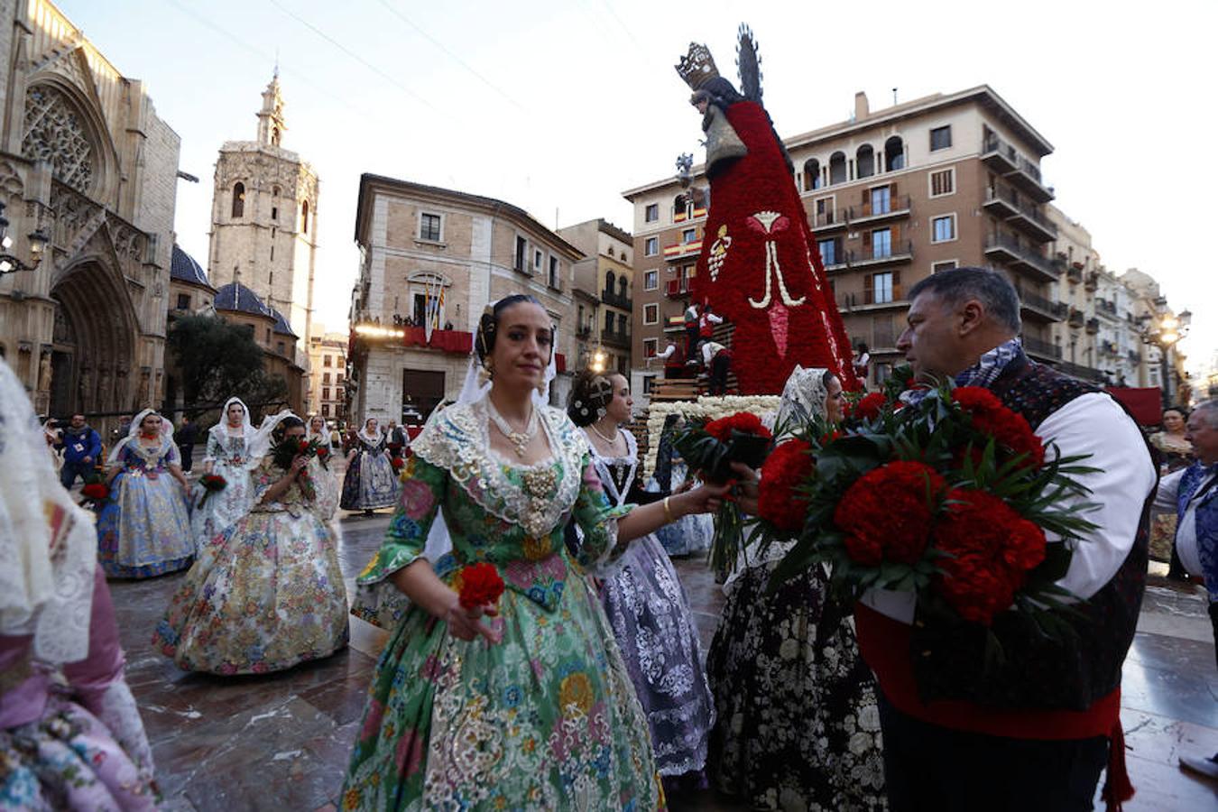 Fotos: Segundo día de la Ofrenda de flores a la Virgen de los Desamparados