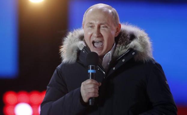 Putin celebra un multitudinario acto al aire libre cerca del Kremlin de Moscú.