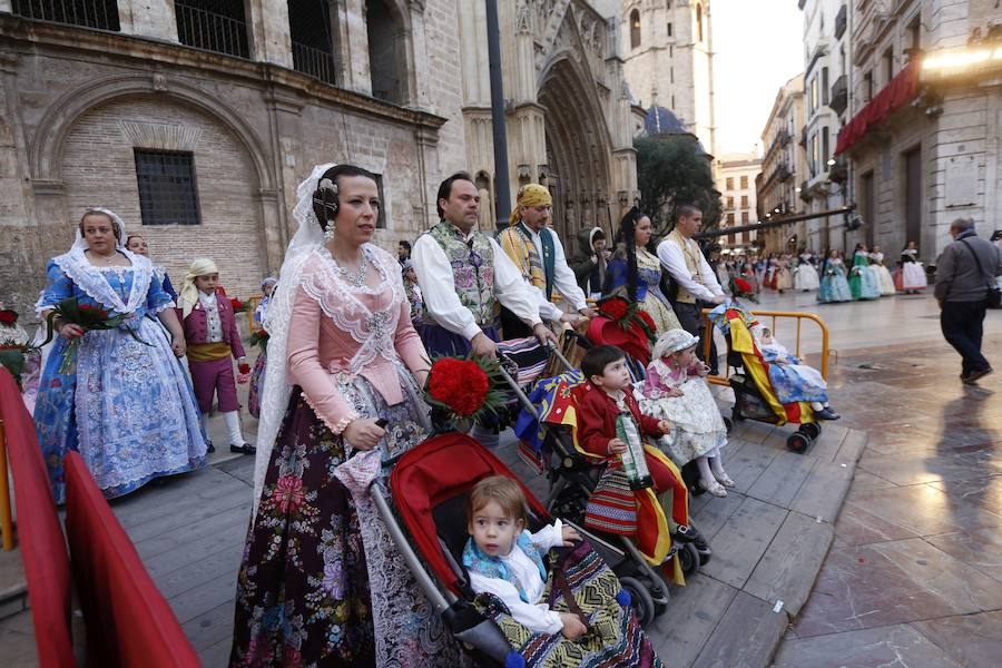 Fotos: Segundo día de la Ofrenda de flores a la Virgen de los Desamparados