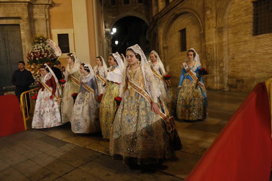 La Ofrenda de flores a la Virgen de los Desamparados se convierte en la concentración más multitudinaria de falleros al participar todas las comisiones pertenecientes a Junta Central Fallera, además de las casas regionales presentes en Valencia, así como Juntas Locales Falleras de municipios de la Comunitat Valenciana.