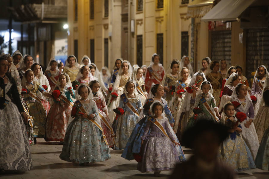 La Ofrenda de flores a la Virgen de los Desamparados se convierte en la concentración más multitudinaria de falleros al participar todas las comisiones pertenecientes a Junta Central Fallera, además de las casas regionales presentes en Valencia, así como Juntas Locales Falleras de municipios de la Comunitat Valenciana.