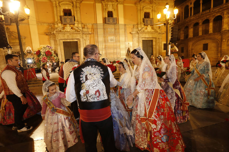 La Ofrenda de flores a la Virgen de los Desamparados se convierte en la concentración más multitudinaria de falleros al participar todas las comisiones pertenecientes a Junta Central Fallera, además de las casas regionales presentes en Valencia, así como Juntas Locales Falleras de municipios de la Comunitat Valenciana.