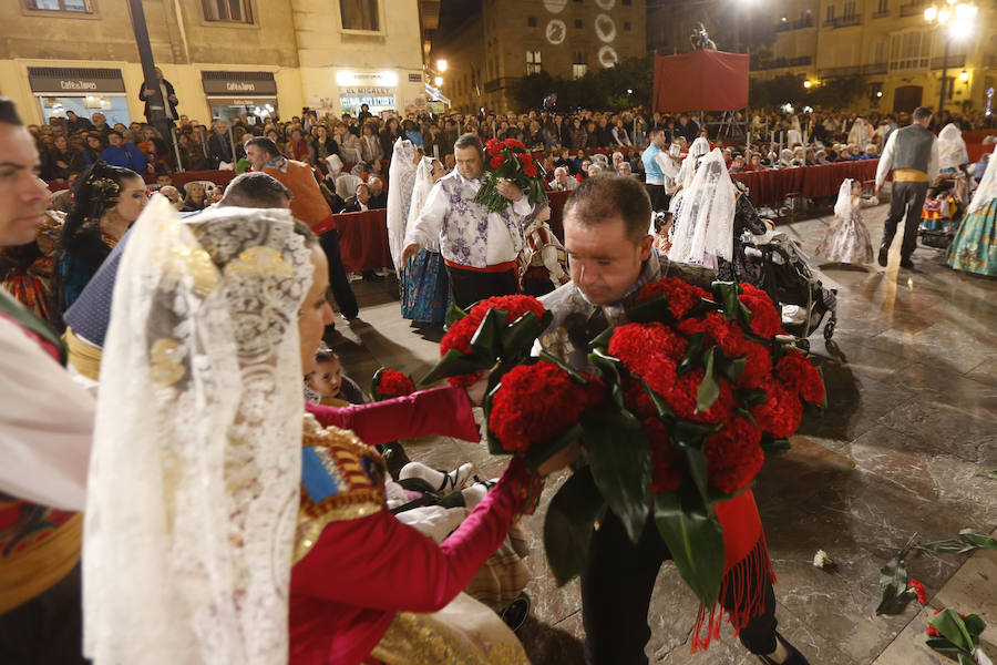 La Ofrenda de flores a la Virgen de los Desamparados se convierte en la concentración más multitudinaria de falleros al participar todas las comisiones pertenecientes a Junta Central Fallera, además de las casas regionales presentes en Valencia, así como Juntas Locales Falleras de municipios de la Comunitat Valenciana.