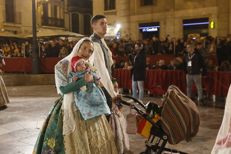 La Ofrenda de flores a la Virgen de los Desamparados se convierte en la concentración más multitudinaria de falleros al participar todas las comisiones pertenecientes a Junta Central Fallera, además de las casas regionales presentes en Valencia, así como Juntas Locales Falleras de municipios de la Comunitat Valenciana.