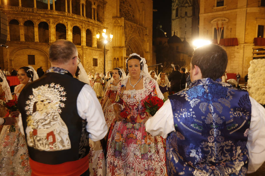 La Ofrenda de flores a la Virgen de los Desamparados se convierte en la concentración más multitudinaria de falleros al participar todas las comisiones pertenecientes a Junta Central Fallera, además de las casas regionales presentes en Valencia, así como Juntas Locales Falleras de municipios de la Comunitat Valenciana.