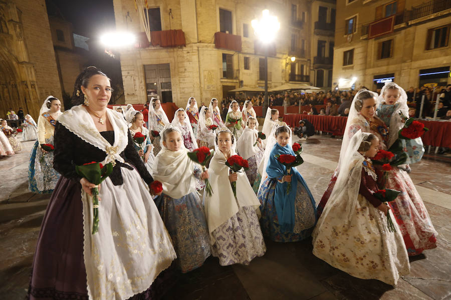 La Ofrenda de flores a la Virgen de los Desamparados se convierte en la concentración más multitudinaria de falleros al participar todas las comisiones pertenecientes a Junta Central Fallera, además de las casas regionales presentes en Valencia, así como Juntas Locales Falleras de municipios de la Comunitat Valenciana.