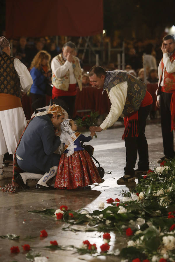 La Ofrenda de flores a la Virgen de los Desamparados se convierte en la concentración más multitudinaria de falleros al participar todas las comisiones pertenecientes a Junta Central Fallera, además de las casas regionales presentes en Valencia, así como Juntas Locales Falleras de municipios de la Comunitat Valenciana.