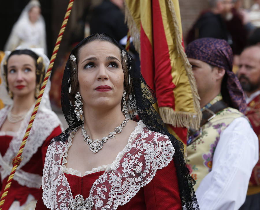 La Ofrenda de flores a la Virgen de los Desamparados se convierte en la concentración más multitudinaria de falleros al participar todas las comisiones pertenecientes a Junta Central Fallera, además de las casas regionales presentes en Valencia, así como Juntas Locales Falleras de municipios de la Comunitat Valenciana.