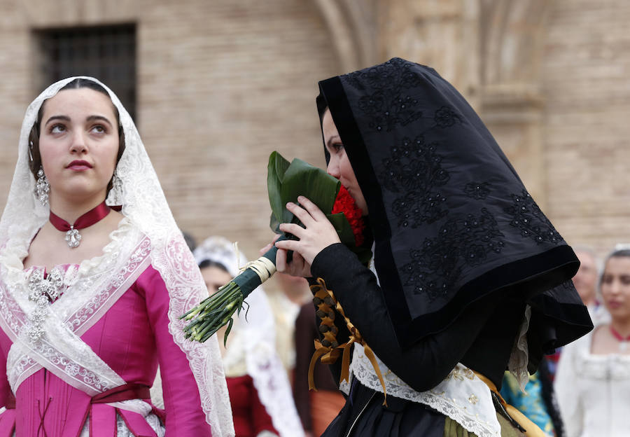 La Ofrenda de flores a la Virgen de los Desamparados se convierte en la concentración más multitudinaria de falleros al participar todas las comisiones pertenecientes a Junta Central Fallera, además de las casas regionales presentes en Valencia, así como Juntas Locales Falleras de municipios de la Comunitat Valenciana.