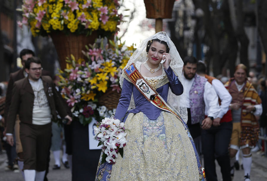 La Ofrenda de flores a la Virgen de los Desamparados se convierte en la concentración más multitudinaria de falleros al participar todas las comisiones pertenecientes a Junta Central Fallera, además de las casas regionales presentes en Valencia, así como Juntas Locales Falleras de municipios de la Comunitat Valenciana.