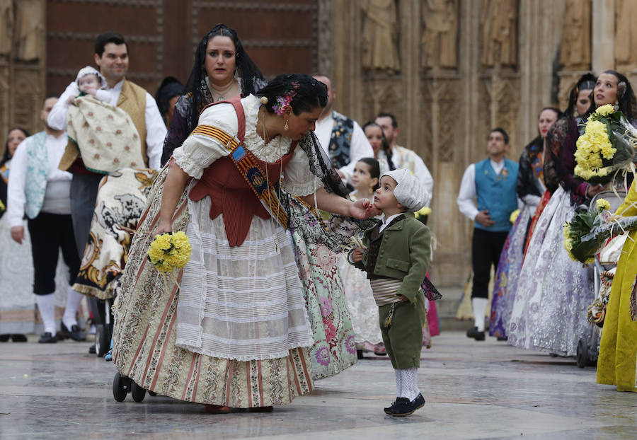 La Ofrenda de flores a la Virgen de los Desamparados se convierte en la concentración más multitudinaria de falleros al participar todas las comisiones pertenecientes a Junta Central Fallera, además de las casas regionales presentes en Valencia, así como Juntas Locales Falleras de municipios de la Comunitat Valenciana.