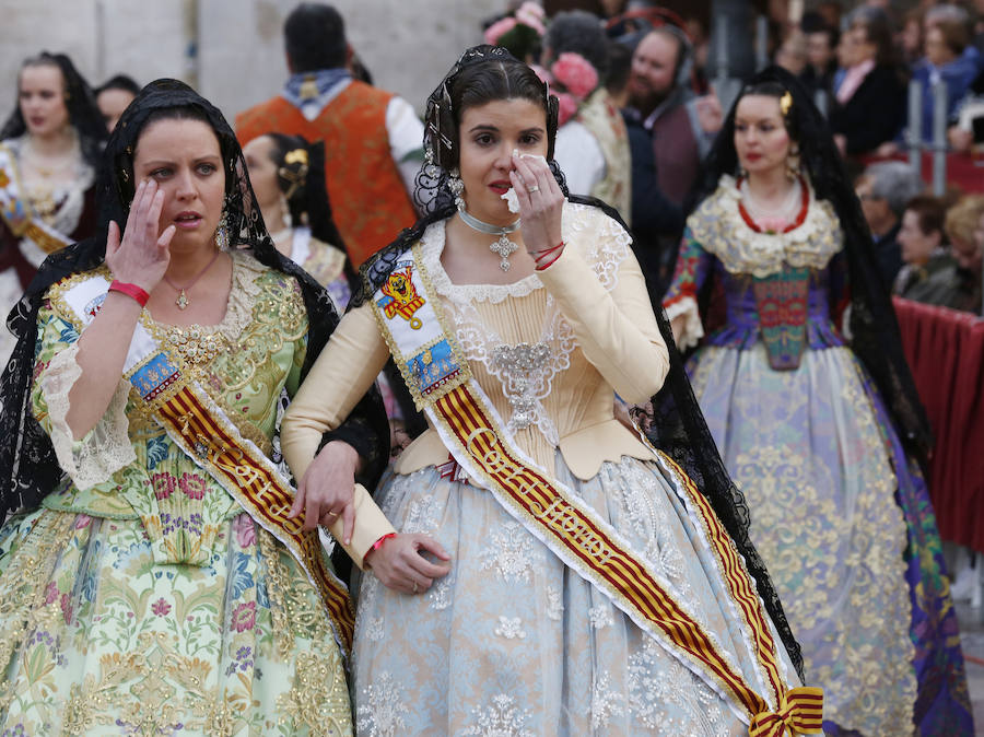 La Ofrenda de flores a la Virgen de los Desamparados se convierte en la concentración más multitudinaria de falleros al participar todas las comisiones pertenecientes a Junta Central Fallera, además de las casas regionales presentes en Valencia, así como Juntas Locales Falleras de municipios de la Comunitat Valenciana.