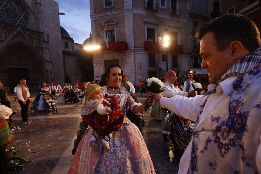 Fotos: Segundo día de la Ofrenda de flores a la Virgen de los Desamparados