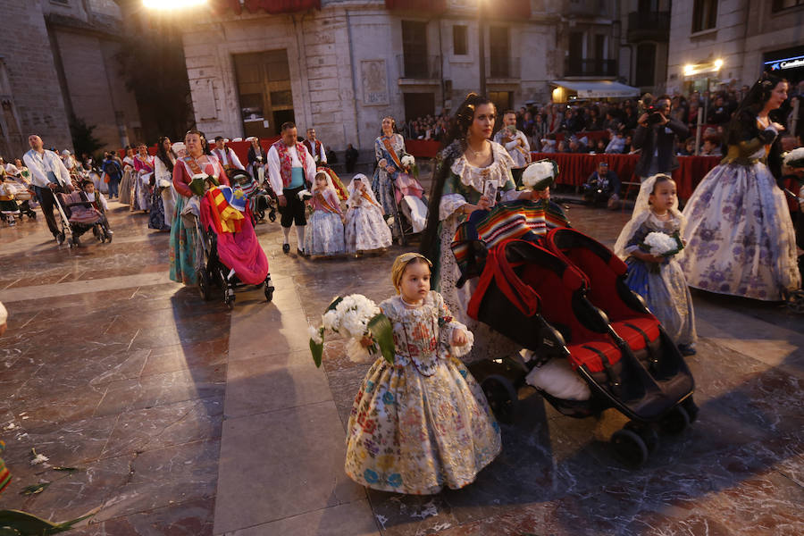 Fotos: Segundo día de la Ofrenda de flores a la Virgen de los Desamparados