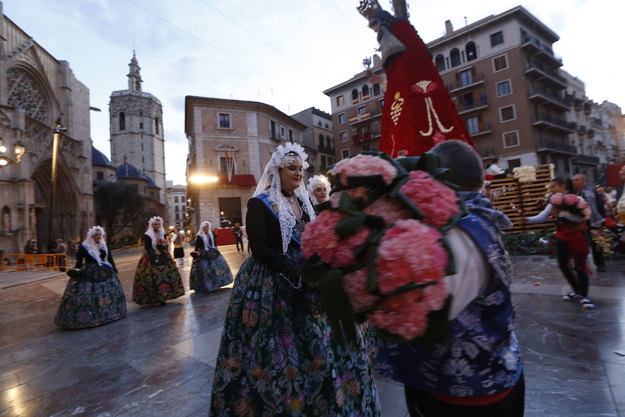 Fotos: Segundo día de la Ofrenda de flores a la Virgen de los Desamparados