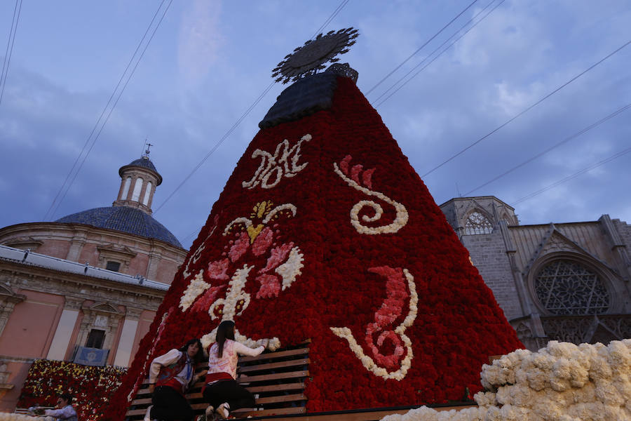 Fotos: Segundo día de la Ofrenda de flores a la Virgen de los Desamparados