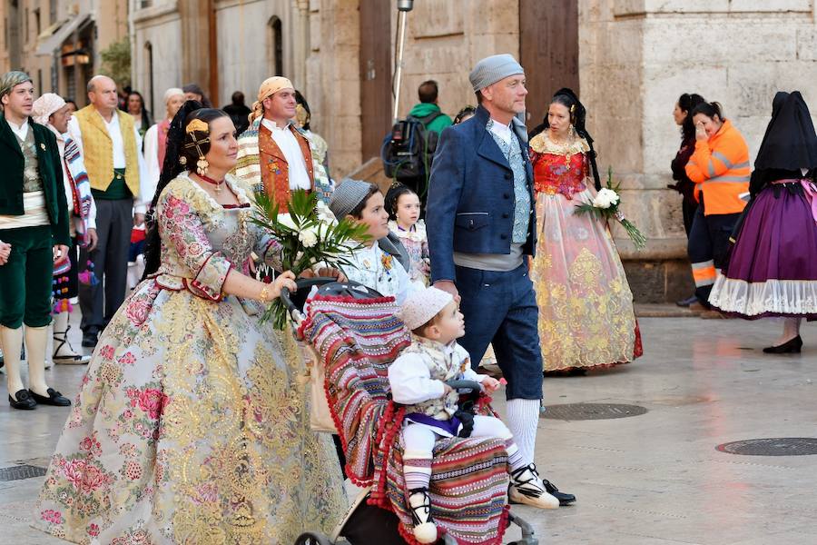 Fotos: Los rostros de la segunda jornada de la Ofrenda de flores a la Virgen de los Desamparados