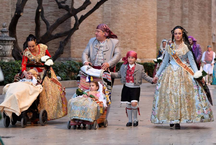 Fotos: Los rostros de la segunda jornada de la Ofrenda de flores a la Virgen de los Desamparados