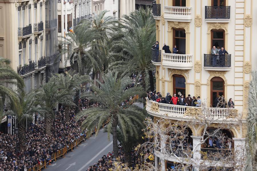 La pirotecnia de Burriana ofrece un disparo contundente e intenso marcado por el viento registrado en el centro de Valencia