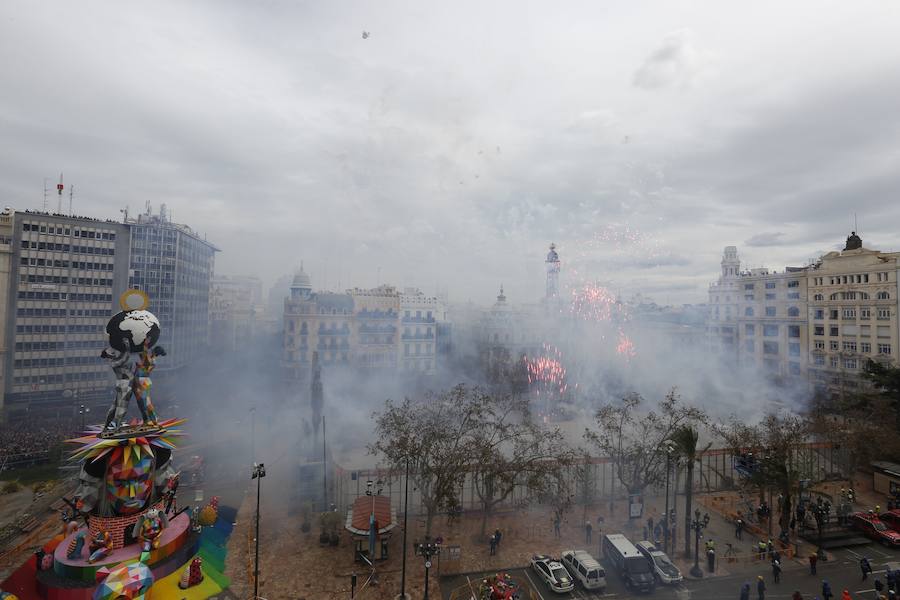 La pirotecnia de Burriana ofrece un disparo contundente e intenso marcado por el viento registrado en el centro de Valencia