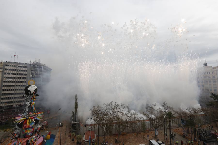 La pirotecnia de Burriana ofrece un disparo contundente e intenso marcado por el viento registrado en el centro de Valencia