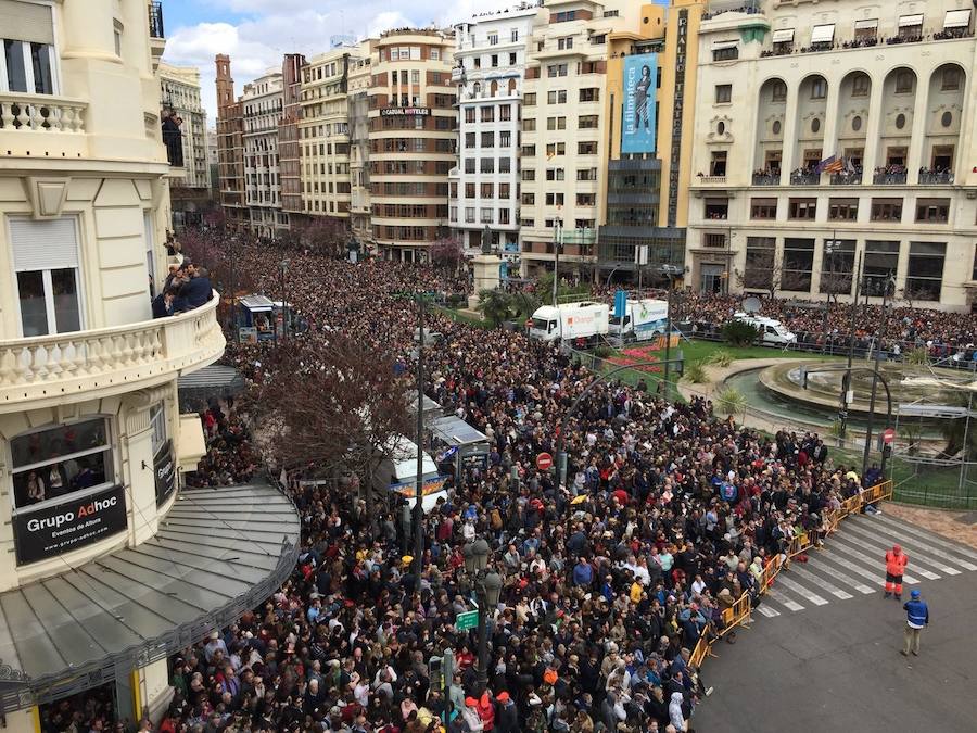 La pirotecnia de Burriana ofrece un disparo contundente e intenso marcado por el viento registrado en el centro de Valencia