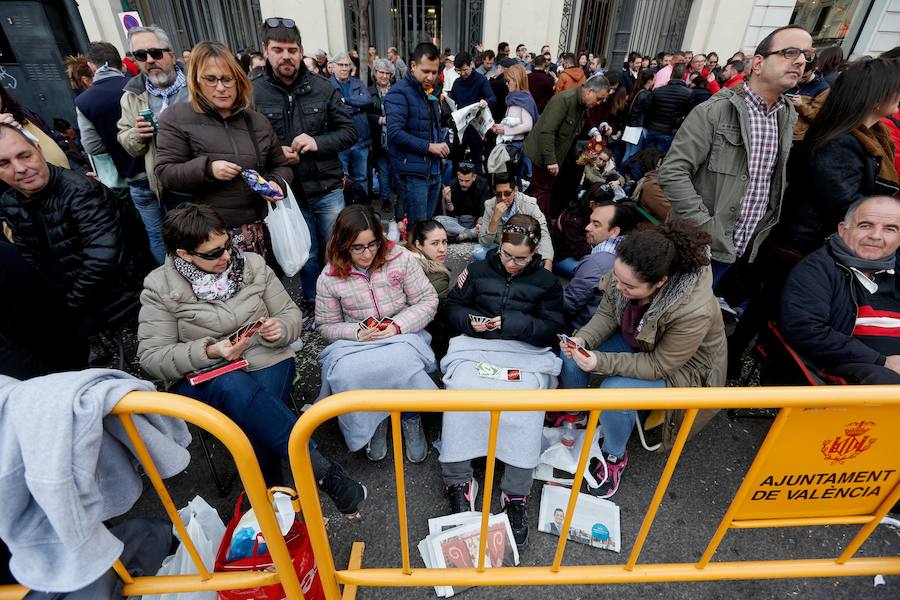 La pirotecnia de Burriana ofrece un disparo contundente e intenso marcado por el viento registrado en el centro de Valencia