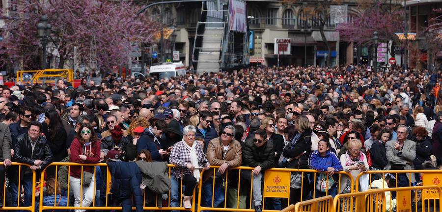 La pirotecnia de Burriana ofrece un disparo contundente e intenso marcado por el viento registrado en el centro de Valencia