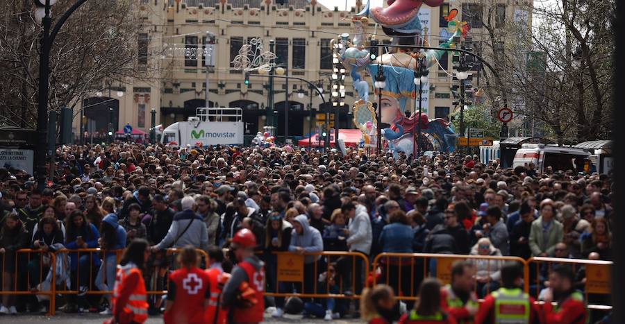 La pirotecnia de Burriana ofrece un disparo contundente e intenso marcado por el viento registrado en el centro de Valencia