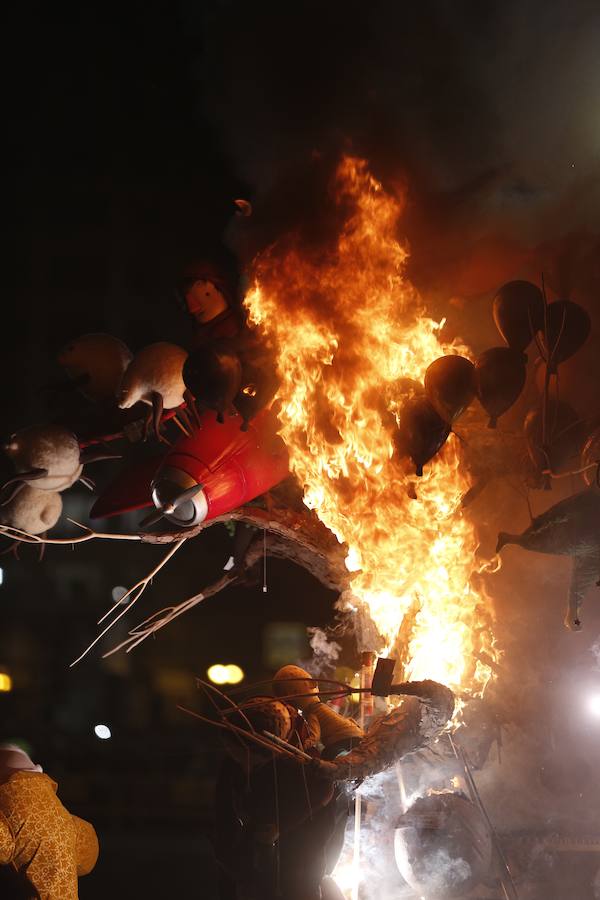 Fotos: Cremà de la falla infantil municipal de las Fallas 2018