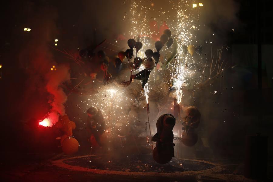 Fotos: Cremà de la falla infantil municipal de las Fallas 2018