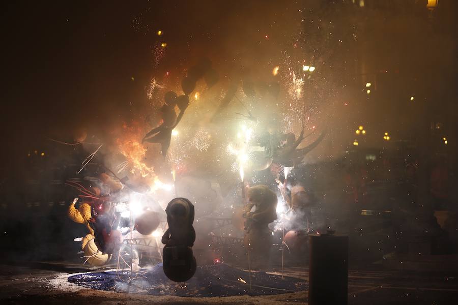 Fotos: Cremà de la falla infantil municipal de las Fallas 2018