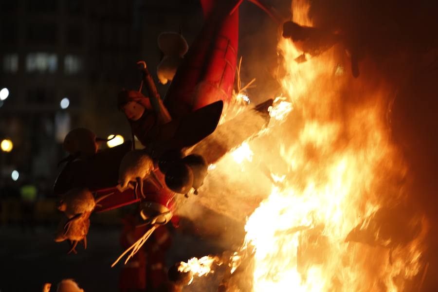 Fotos: Cremà de la falla infantil municipal de las Fallas 2018