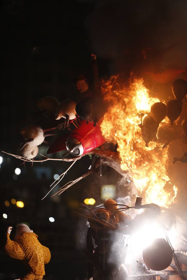 Fotos: Cremà de la falla infantil municipal de las Fallas 2018