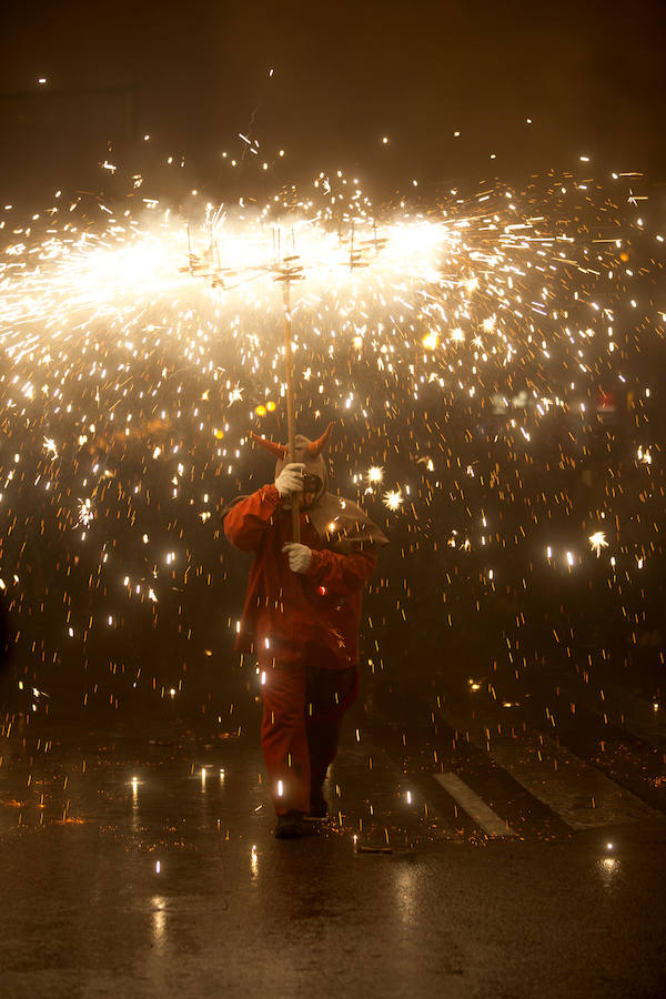 Fotos: Así ha sido la Cavalcada del Foc de las Fallas 2018