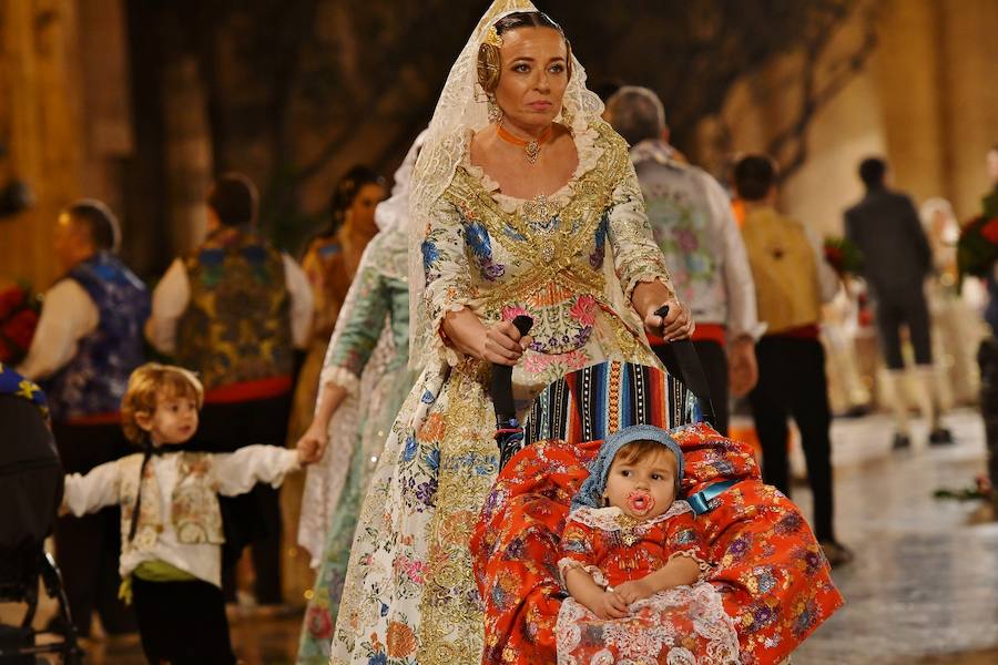 Fotos: Los rostros de la segunda jornada de la Ofrenda de flores a la Virgen de los Desamparados