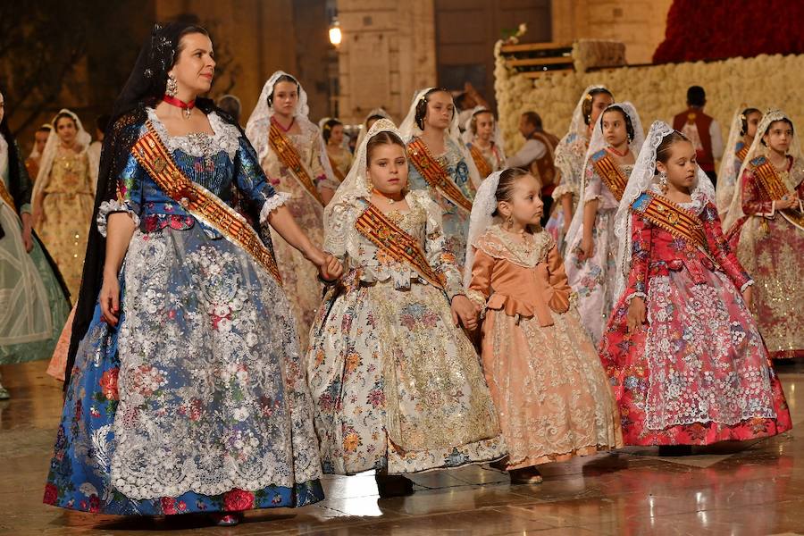 Fotos: Los rostros de la segunda jornada de la Ofrenda de flores a la Virgen de los Desamparados