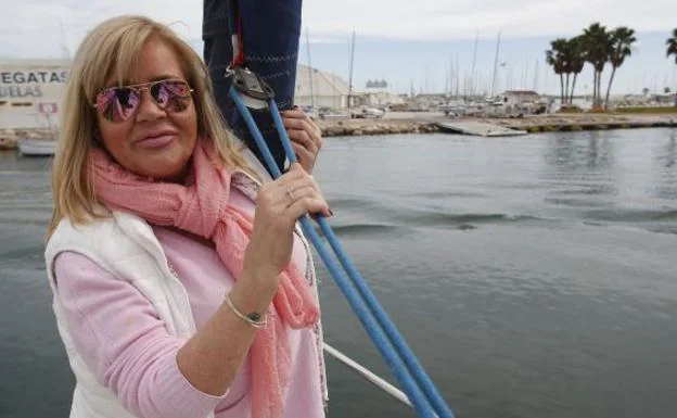 Sol atiende a Revista de Valencia a bordo de un barco en el Náutico.