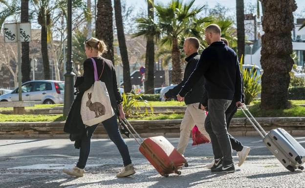 Turistas, a su llegada a Palma de Mallorca.