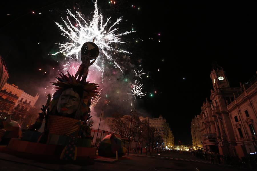 Fotos: Así ha sido la cremà de la falla municipal 2018